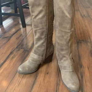 Fergilicious boots size 9. Never worn! So cute.